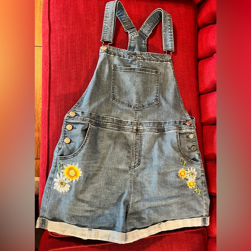 Vetinee Women's Denim Bib Overalls Shorts size large embroidered flowers